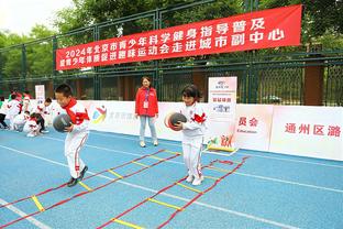 湖人官方晒出大加索尔与里夫斯合影：湖人家族走向国际？